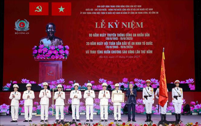 Tổng Bí thư Tô Lâm trao Huân chương Sao vàng lần thứ 5 tặng lực lượng Công an nhân dân. Ảnh Phạm Kiên - TTXVN