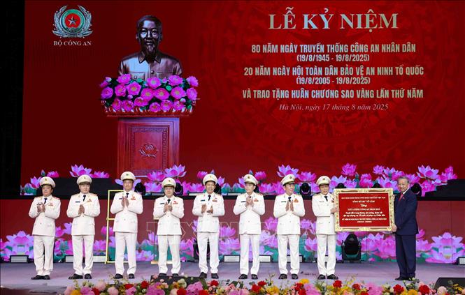 Tổng Bí thư Tô Lâm trao tặng bức trướng cho lực lượng Công an nhân dân. Ảnh: Phạm Kiên - TTXVN