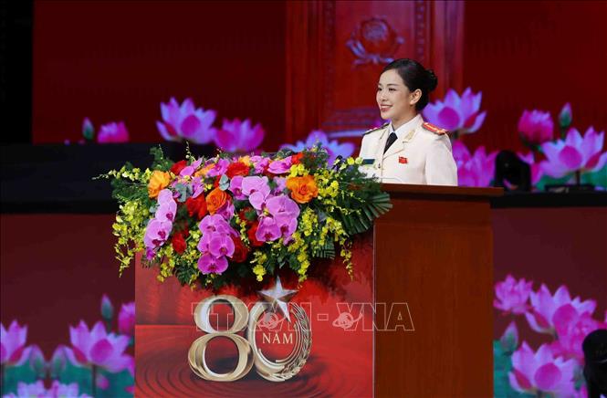 Thượng uý Trần Hà Mỹ, cán bộ Bộ Tư lệnh Cảnh vệ, Bộ Công an, đại diện thế hệ trẻ phát biểu. Ảnh: Phạm Kiên - TTXVN