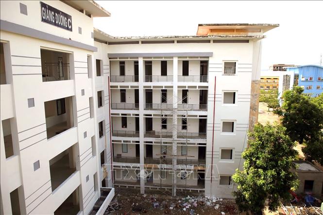 Sau khi cải tạo, mỗi phòng học được chia thành ba phòng ở, mỗi phòng rộng hơn 32 m2, có nhà vệ sinh khép kín và bố trí cho hai người sử dụng. Ảnh: Nguyên Linh-TTXVN