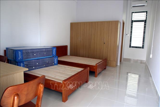 Một phòng ở tại Trường Trung cấp Kinh tế Kỹ thuật sau cải tạo rộng 25m 2, vệ sinh khép kín, điện nước đầy đủ, dành cho hai người. Ảnh: Nguyên Linh-TTXVN