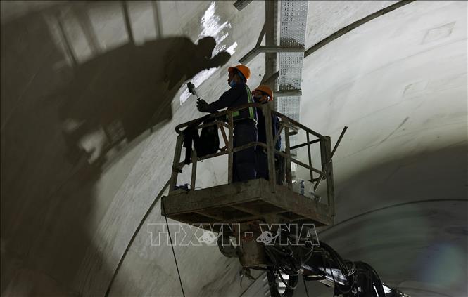 Nhà thầu thi công hoàn thiện phần vỏ trong hầm Tuy An thuộc dự án thành phần Chí Thạnh – Vân Phong. Ảnh: Quốc Khánh – TTXVN