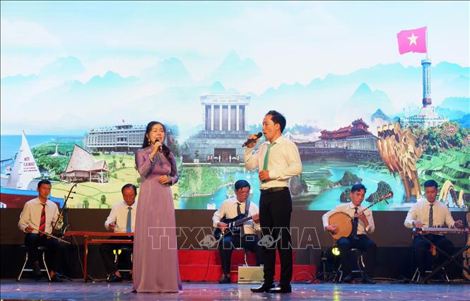 Tài tử Hương Lúa và Minh Phúc thể hiện bài ca 