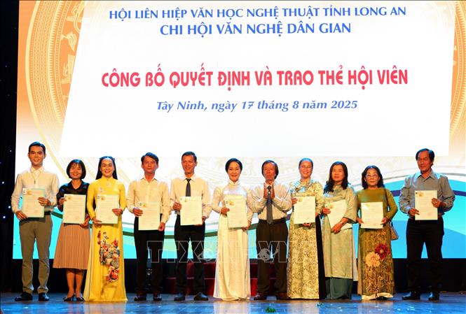 Phó Chủ tịch thường trực Hội Liên hiệp VHNT tỉnh Long An Nguyễn Lành trao quyết định và thẻ cho các Hội viên. Ảnh: Đức Hạnh - TTXVN