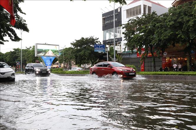 Một đoạn đường Đinh Tiên Hoàng (Ninh Bình) bị ngập do mưa lớn. Ảnh: Đức Phương – TTXVN