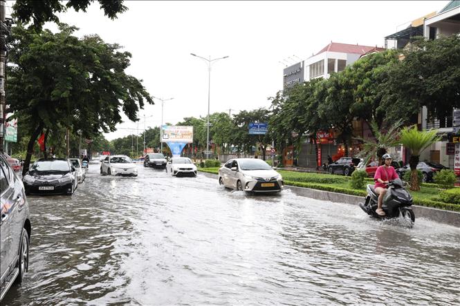 Một đoạn đường Đinh Tiên Hoàng (Ninh Bình) bị ngập do mưa lớn, chiều 17/8. Ảnh: Đức Phương – TTXVN