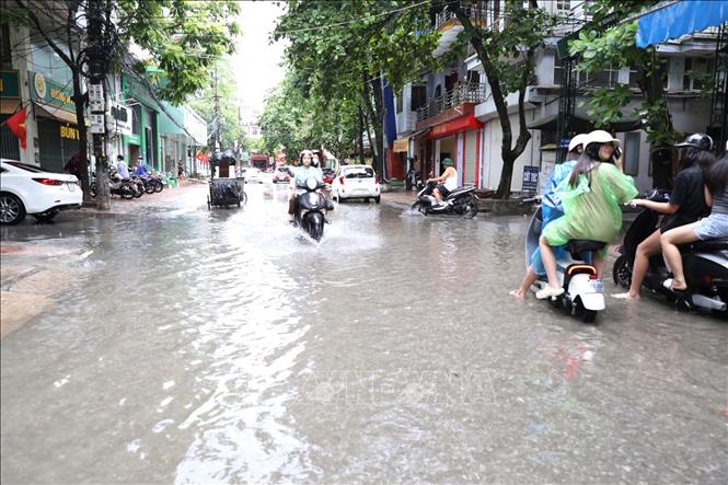 Một đoạn đường Phạm Hồng Thái (Ninh Bình) bị ngập do mưa lớn, chiều 17/8. Ảnh: Đức Phương – TTXVN