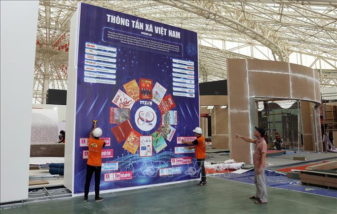 Gian trưng bày của Thông tấn xã Việt Nam được thi công khẩn trương, phục vụ cho lễ khai mạc Triển lãm thành tựu đất nước nhân dịp kỷ niệm 80 năm Quốc khánh. Ảnh: Quốc Khánh - TTXVN