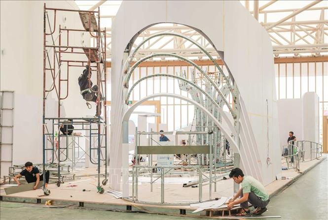 Gian trưng bày của Bộ Nội vụ được gấp rút thi công. Ảnh: Hoàng Hiếu - TTXVN