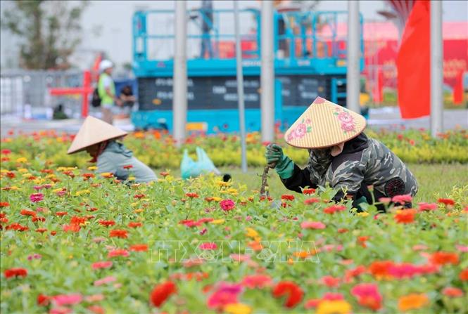 Khuôn viên trong Trung tâm Triển lãm Việt Nam (Đông Anh, Hà Nội) được trang hoàng chuẩn bị cho ngày khánh thành 19/8 tới đây. Ảnh: Hoàng Hiếu - TTXVN