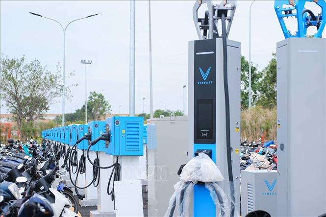 Hàng trăm trạm sạc điện cho xe máy và ô tô đã được lắp đặt tại khu vực bãi đỗ xe tại Trung tâm Triển lãm Việt Nam (Đông Anh, Hà Nội). Ảnh: Hoàng Hiếu - TTXVN
