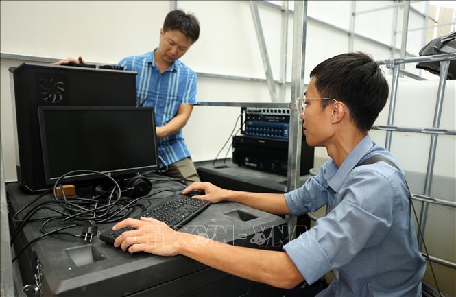 Lắp đặt hệ thống kỹ thuật trong gian trưng bày của Thông tấn xã Việt Nam tại Trung tâm Triển lãm Việt Nam (Đông Anh, Hà Nội). Ảnh: Quốc Khánh - TTXVN