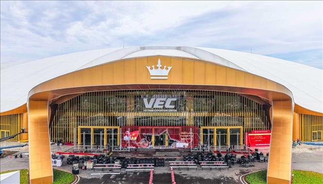 Cửa vào chính của Trung tâm Triển lãm Việt Nam (Đông Anh, Hà Nội) đang được trang hoàng rực rỡ, sẵn sàng cho ngày khánh thành 19/8/2025. Ảnh: Hoàng Hiếu - TTXVN