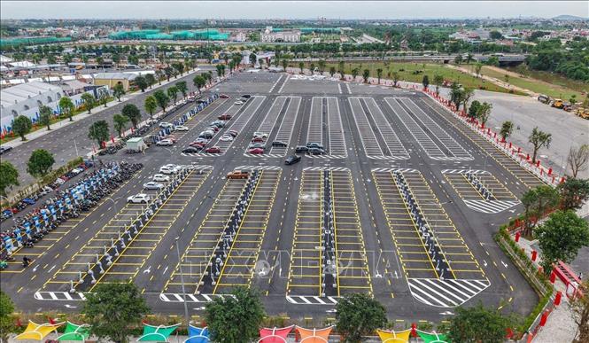 Khu vực bãi đỗ xe tại Trung tâm Triển lãm Việt Nam đã hoàn thành phần lớn các hạng mục, lắp đặt hàng trăm trạm sạc điện cho xe máy và ô tô. Ảnh: Hoàng Hiếu - TTXVN