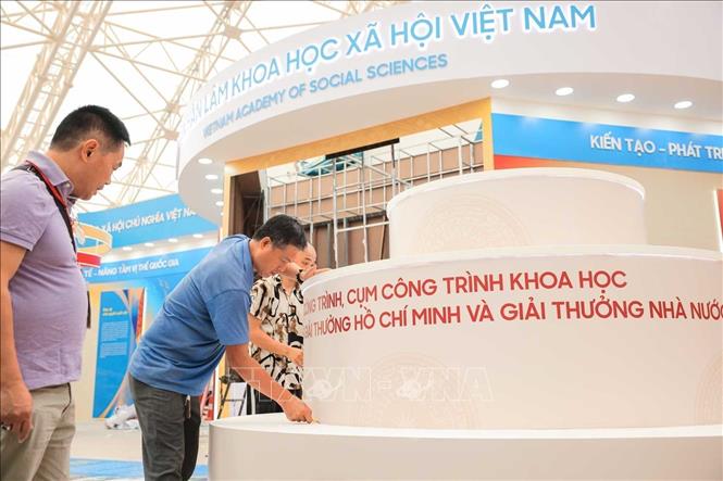 Khu trưng bày của Viện Hàn lâm Khoa học Xã hội Việt Nam đang được gấp rút thi công, hoàn thiện. Ảnh: Hoàng Hiếu - TTXVN