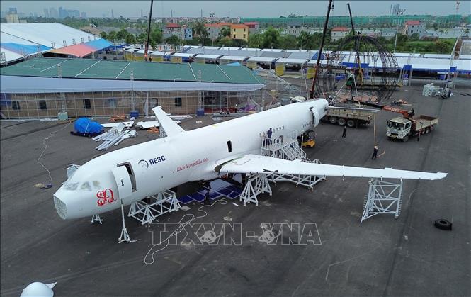 Một chiếc máy bay đang được lắp đặt tại Trung tâm Triển lãm Việt Nam (Đông Anh, Hà Nội). Ảnh: Quốc Khánh - TTXVN