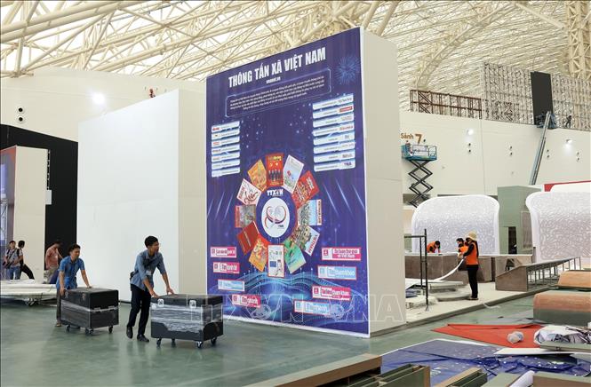 Hàng tấn thiết bị, màn hính Led, máy tính, hệ thống âm thành được Thông tấn xã Việt Nam lắp đặt trong gian trưng bày Triển lãm kỷ niệm 80 năm Ngày Quốc khánh. Ảnh: Quốc Khánh - TTXVN