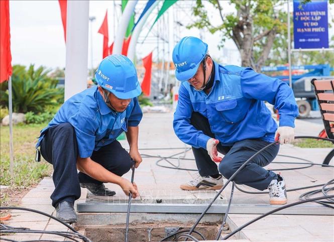 Workers from VNPT install internet cables at the Vietnam Exposition Centre. VNA Photo