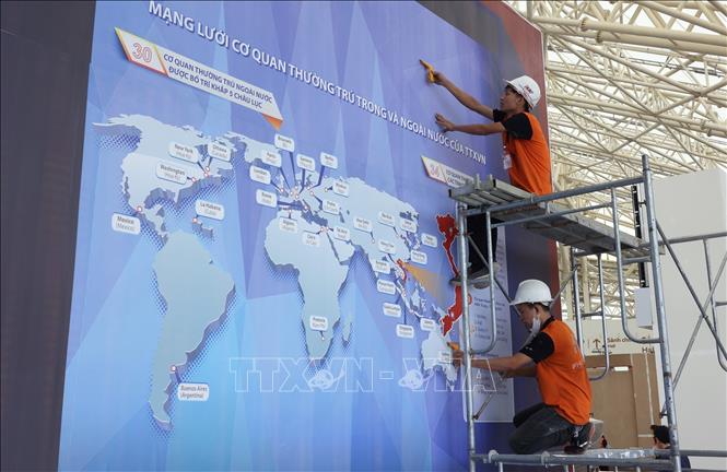Vietnam News Agency sets up their booth at the exhibition. VNA Photo