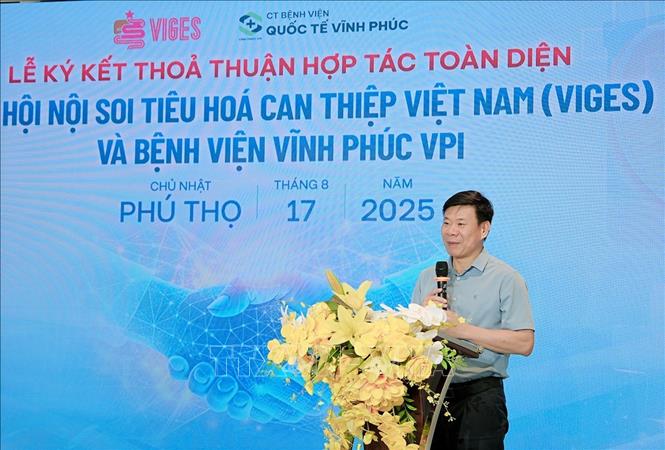 Phó Giáo sư, Tiến sĩ Nguyễn Công Long, Chủ tịch Hội nội soi tiêu hóa và can thiệp Việt Nam phát biểu tại chương trình. Ảnh: Nguyễn Thảo - TTXVN