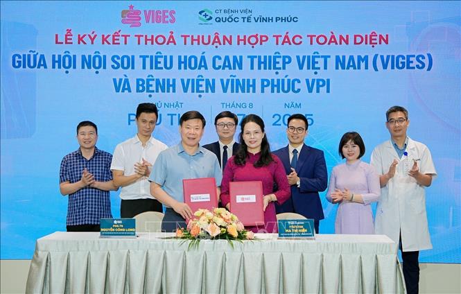 Hội nội soi tiêu hoá Can thiệp Việt Nam và Bệnh viện Quốc tế Vĩnh Phúc thực hiện ký kết hợp tác toàn diện. Ảnh: Nguyễn Thảo - TTXVN