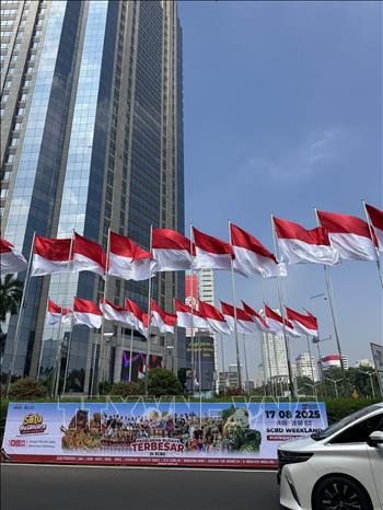 Đường phố Jakarta (Indonesia) rợp quốc kỳ trong ngày Quốc khánh. Ảnh: Đỗ Quyên – PV TTXVN tại Indonesia