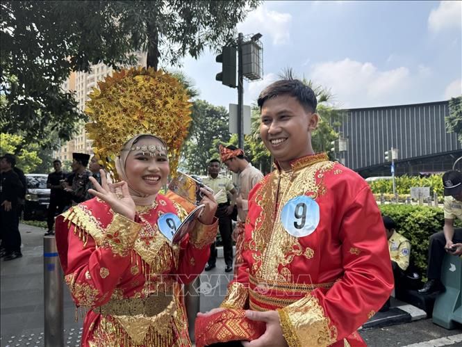 Người dân trong trang phục dân tộc chào mừng 80 năm Quốc khánh Indonesia. Ảnh: Đỗ Quyên – PV TTXVN tại Indonesia