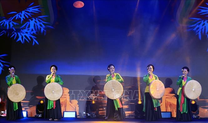 Tiết mục hát quan họ được trình diễn tại khu vực sân khấu Ngã tư Hàng Khay - Đinh Tiên Hoàng, phố đi bộ Hồ Hoàn Kiếm (Hà Nội). Ảnh: Tuấn Anh - TTXVN
