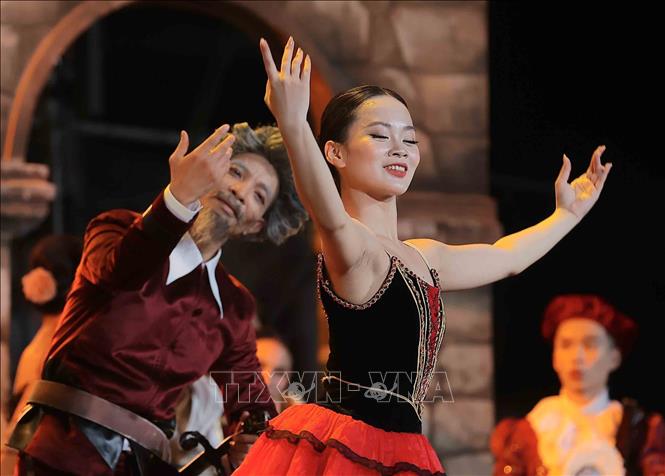 Hoạt cảnh do các nghệ sĩ Nhà hát Nhạc Vũ Kịch Việt Nam biểu diễn tại chương trình. Ảnh: An Đăng - TTXVN