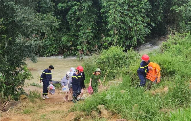 Lực lượng chức năng tiếp cận và giải cứu an toàn nhóm 4 nữ sinh bị mặc kẹt tại khu vực suối Mơ (gần đèo Bảo Lộc, thuộc phường 3 Bảo Lộc, Lâm Đồng) trong chiều 17/8. Ảnh: TTXVN phát