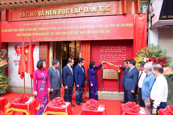 Đồng chí Trần Cẩm Tú, Uỷ viên Bộ Chính trị, Thường trực Ban Bí thư cùng các đại biểu thực hiện nghi thức mở biển tại Ngôi nhà số 48 Hàng Ngang - nơi Bác Hồ khởi thảo “Tuyên ngôn Độc lập”. Ảnh: Thanh Tùng - TTXVN 