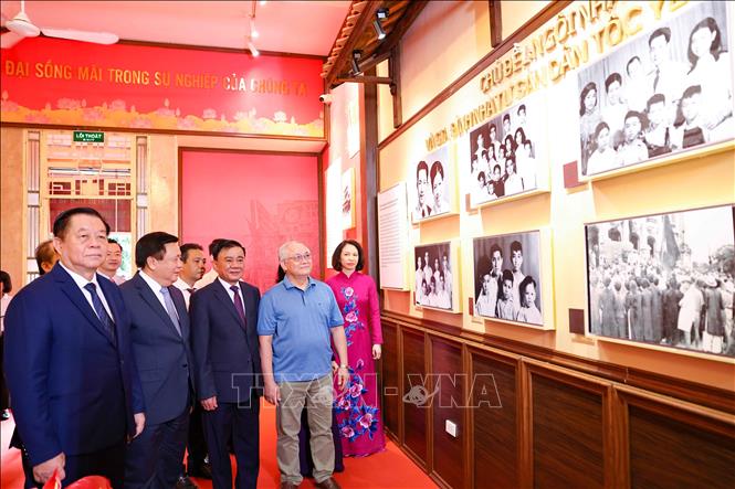 Đồng chí Trần Cẩm Tú, Uỷ viên Bộ Chính trị, Thường trực Ban Bí thư cùng các đại biểu tham quan trưng bày. Ảnh: Thanh Tùng - TTXVN 