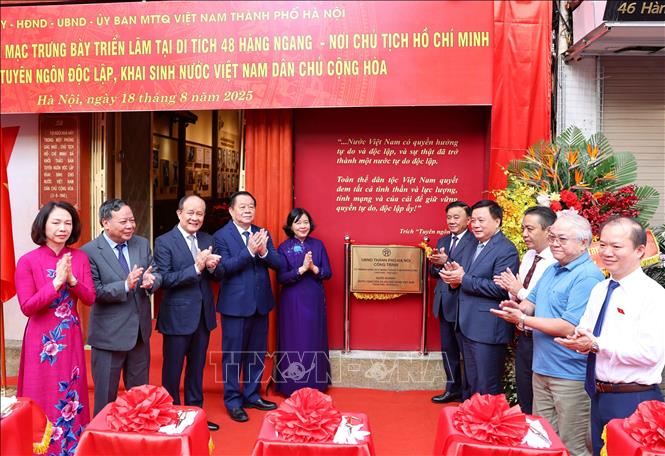 Đồng chí Trần Cẩm Tú, Uỷ viên Bộ Chính trị, Thường trực Ban Bí thư cùng các đại biểu thực hiện nghi thức mở biển tại Ngôi nhà số 48 Hàng Ngang - nơi Bác Hồ khởi thảo “Tuyên ngôn Độc lập”. Ảnh: Thanh Tùng - TTXVN 