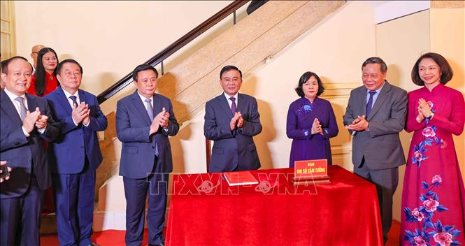 Đồng chí Trần Cẩm Tú, Uỷ viên Bộ Chính trị, Thường trực Ban Bí thư cùng các đại biểu tại Ngôi nhà số 48 Hàng Ngang - nơi Bác Hồ khởi thảo “Tuyên ngôn Độc lập”. Ảnh: Thanh Tùng - TTXVN