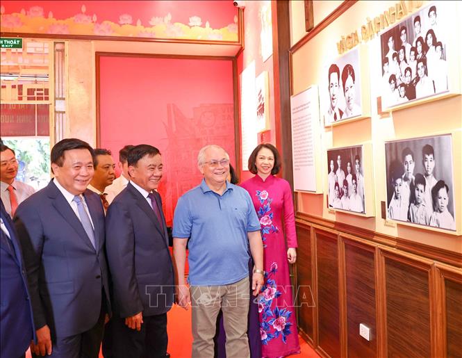 Đồng chí Trần Cẩm Tú, Uỷ viên Bộ Chính trị, Thường trực Ban Bí thư cùng các đại biểu tham quan trưng bày. Ảnh: Thanh Tùng - TTXVN 