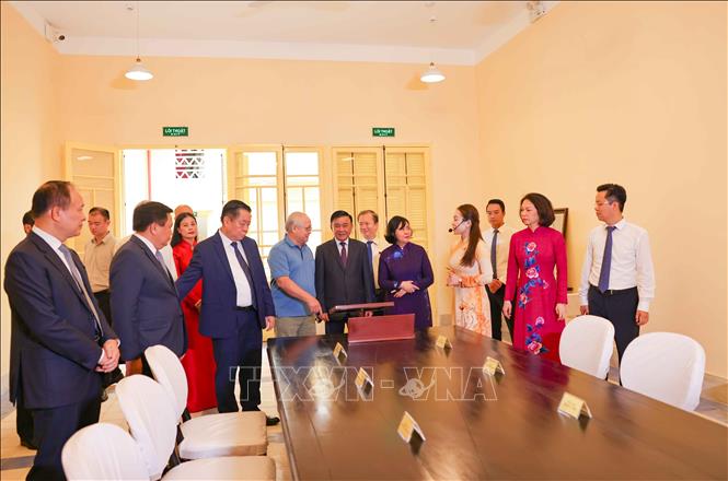 Đồng chí Trần Cẩm Tú, Uỷ viên Bộ Chính trị, Thường trực Ban Bí thư cùng các đại biểu tại Ngôi nhà số 48 Hàng Ngang - nơi Bác Hồ khởi thảo “Tuyên ngôn Độc lập”. Ảnh: Thanh Tùng - TTXVN