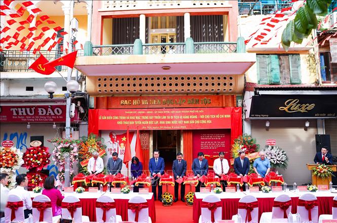 Lễ gắn biển và trưng bày triển lãm tại di tích 48 Hàng Ngang, phường Hoàn Kiếm ( Hà Nội) sáng 18/8/2025. Ảnh: Thanh Tùng - TTXVN