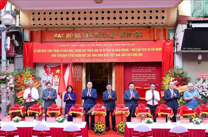 Đồng chí Trần Cẩm Tú, Uỷ viên Bộ Chính trị, Thường trực Ban Bí thư cùng các đại biểu cắt băng khai mạc trưng bày. Ảnh: Thanh Tùng - TTXVN 