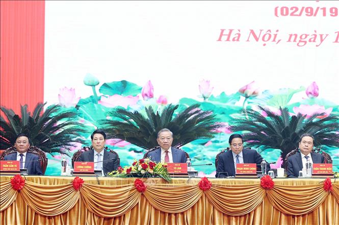 Tổng Bí thư Tô Lâm và các đồng chí lãnh đạo Đảng, Nhà nước chủ trì buổi gặp mặt. Ảnh: Thống Nhất-TTXVN