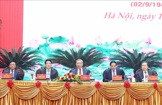 Tổng Bí thư Tô Lâm và các đồng chí lãnh đạo Đảng, Nhà nước chủ trì buổi gặp mặt. Ảnh: Thống Nhất-TTXVN