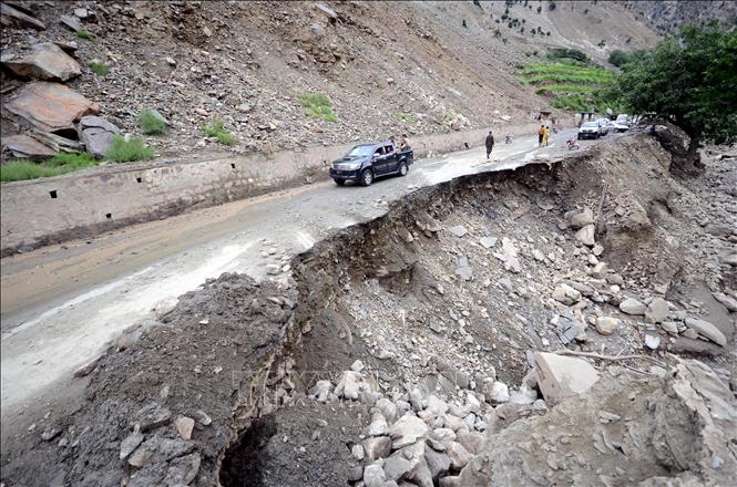 Một đoạn đường bị hư hại do lũ lụt tại Gilgit-Baltistan, Pakistan ngày 24/7/2025. Ảnh: THX/TTXVN
