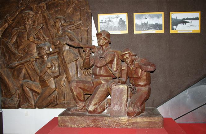 Bức phù điêu thể hiện tinh thần chiến đấu của quân và dân trong cuộc chiến. Ảnh: Nguyễn Hằng - TTXVN