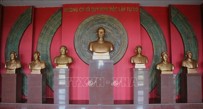 Tượng Chủ tịch Hồ Chí Minh và các đồng chí lãnh đạo được đặt trang trọng tại khu di tích. Ảnh: Nguyễn Hằng - TTXVN