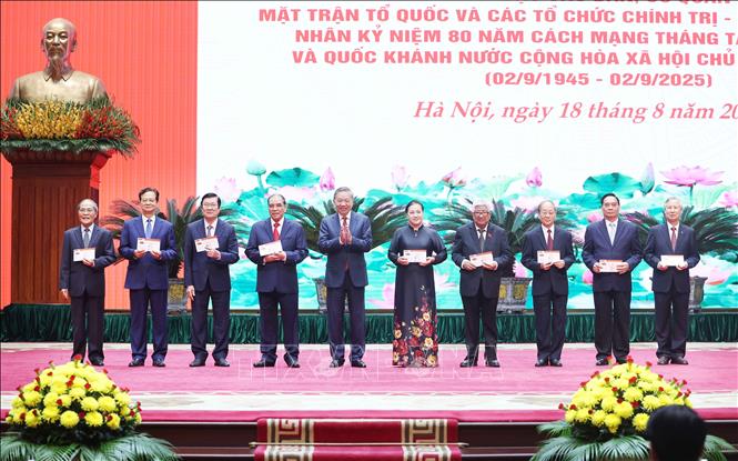 Tổng Bí thư Tô Lâm trao thẻ Đảng viên (mẫu mới) cho các đồng chí nguyên lãnh đạo Đảng, Nhà nước. Ảnh: Thống Nhất-TTXVN