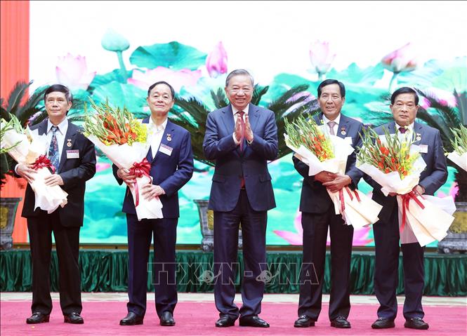 Tổng Bí thư Tô Lâm trao tặng Huy hiệu Đảng cho các đồng chí lão thành cách mạng, nguyên cán bộ cấp cao của Đảng, Nhà nước. Ảnh: Thống Nhất-TTXVN