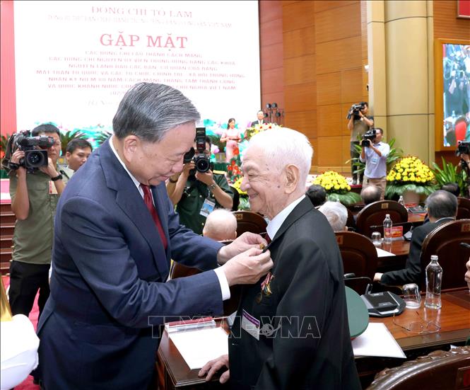 Tổng Bí thư Tô Lâm trao Huy hiệu 80 năm tuổi Đảng cho đồng chí Hoàng Phát Hiền, nguyên Cục trưởng Cục II, Văn phòng Trung ương Đảng. Ảnh: Phương Hoa - TTXVN 