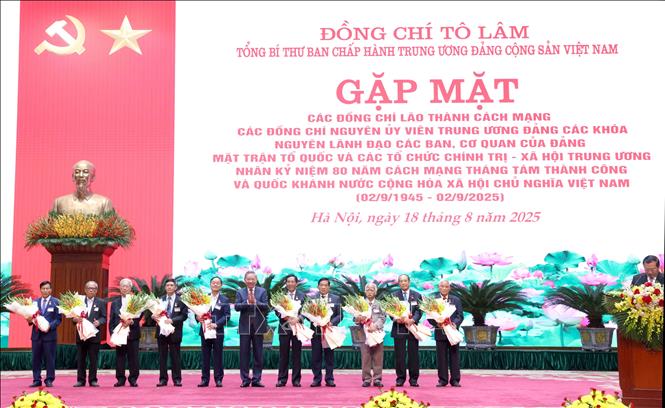Tổng Bí thư Tô Lâm trao Huy hiệu Đảng cho các các đồng chí lão thành cách mạng, nguyên lãnh đạo Đảng, Nhà nước. Ảnh: Phương Hoa - TTXVN