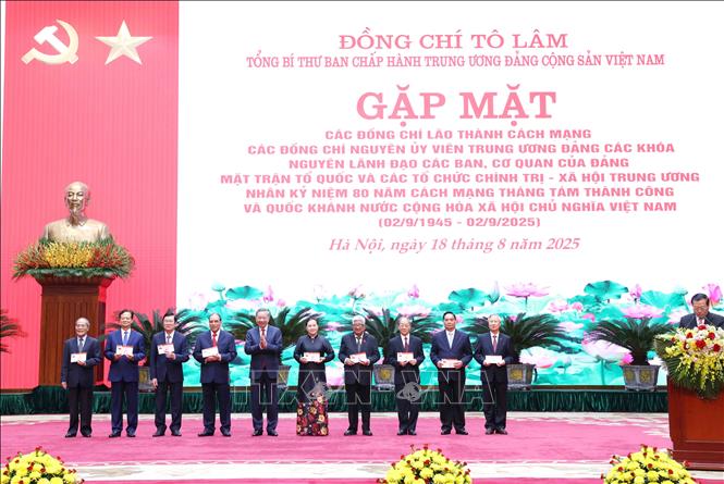 Tổng Bí thư Tô Lâm trao Thẻ đảng viên (mẫu mới) các các đồng chí nguyên lãnh đạo Đảng, Nhà nước. Ảnh: Phương Hoa - TTXVN