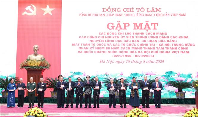 Chủ tịch nước Lương Cường và Thủ tướng Chính phủ Phạm Minh Chính trao thẻ Đảng viên (mẫu mới) các các đồng chí nguyên lãnh đạo Đảng, Nhà nước. Ảnh: Phương Hoa - TTXVN
