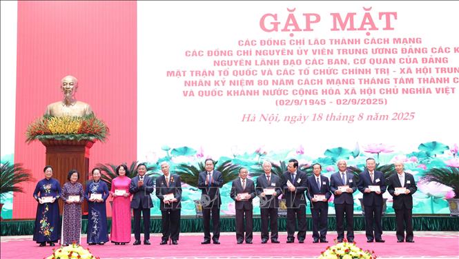 Chủ tịch Quốc hội Trần Thanh Mẫn và Thường trực Ban Bí thư Trần Cẩm Tú trao thẻ Đảng viên (mẫu mới) các các đồng chí nguyên lãnh đạo Đảng, Nhà nước. Ảnh: Phương Hoa - TTXVN